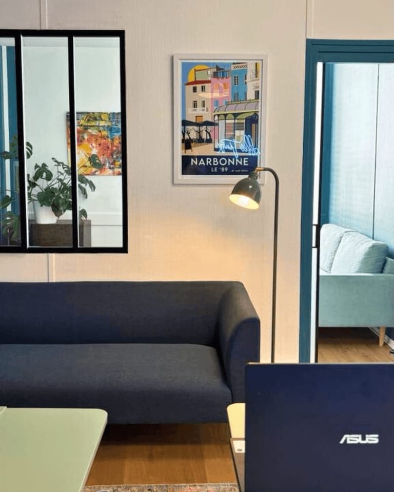 Open space climatisé du coworking Les Barques à Narbonne en été