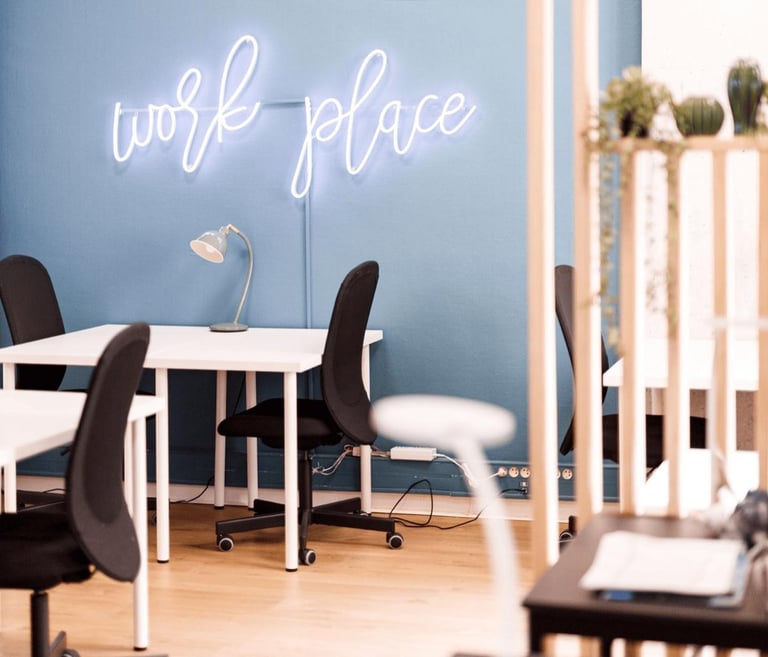Espace coworking à Narbonne, postes équipés fibre, écran et café inclus